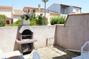a bird feeder on the side of a wall at SP190-119 Maison mezzanine 6 couchages SAINT PIERRE LA MER in Saint Pierre La Mer +10 photos