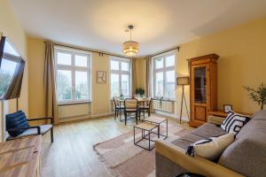 ein Wohnzimmer mit Couch und Tisch in der Unterkunft Apartment mit Wasserblick in Lübeck