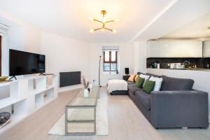 Μια τηλεόραση ή/και κέντρο ψυχαγωγίας στο Stylish 1 Bedroom Retreat in North London