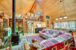 TV a/nebo společenská místnost v ubytování Leavenworth Cabin with Deck, Hot Tub and Game Room!