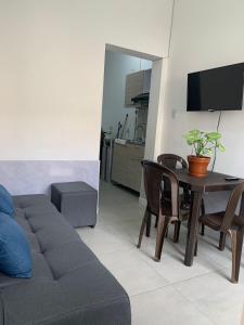 TV a/nebo společenská místnost v ubytování Hostal CasaBlanca, Laureles Estadio + 37 fotografií