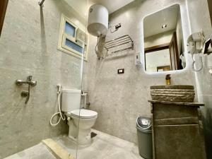 A bathroom at Shiny Pyramids "New Pyramids Gate"
