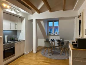 Nhà bếp/bếp nhỏ tại bella casa - Business&Family, 100m vom Konzerteingang Schloß, Parkplatz, SmartTV, Netflix, Waschmaschine, 24h Checkin, 46qm, AP 16