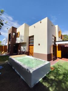 a house with a swimming pool in the yard at Chacras de Coria Los Robles in Chacras de Coria