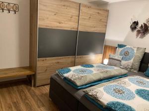 a bedroom with a bed and a large headboard at Appartment Elfi in Uttendorf
