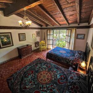 a bedroom with two beds and a rug in a room at Rancho Yapalpan in El Oro de Hidalgo