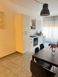 Kuchyňa alebo kuchynka v ubytovaní Alexandra Apartment