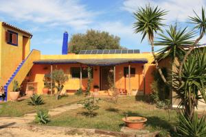 ein Haus mit Sonnenkollektoren auf dem Dach in der Unterkunft El Vuelo de la Libélula in Barbate