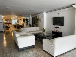 TV a/nebo společenská místnost v ubytování TAMA Hotel Granada Real Cali