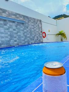Bazén v ubytování TAMA Hotel Granada Real Cali nebo v jeho okolí