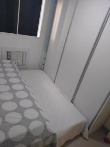 ein Zimmer mit einem Bett und einem Fenster in der Unterkunft Piscina, Campo, Quadra poliesportiva e Salão festa in Paulista