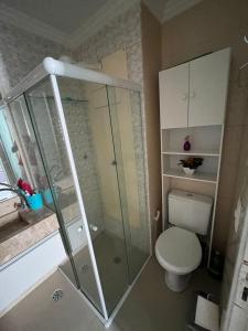 ein Badezimmer mit Toilette und Glasdusche in der Unterkunft Piscina, Campo, Quadra poliesportiva e Salão festa in Paulista