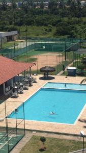 eine Draufsicht auf einen großen blauen Swimmingpool in der Unterkunft Piscina, Campo, Quadra poliesportiva e Salão festa in Paulista