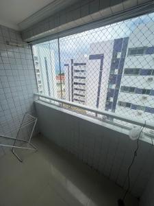 ein Badezimmer mit Fenster mit Blick auf die Stadt in der Unterkunft Piscina, Campo, Quadra poliesportiva e Salão festa in Paulista + 8 Fotos