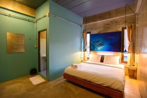 Postel nebo postele na pokoji v ubytování Seabox Khaolak Hostel