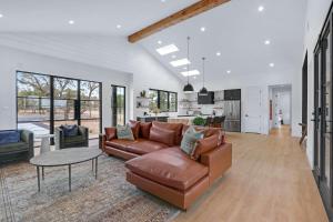 un soggiorno con un divano e un tavolo di Pasatiempos a Wimberley