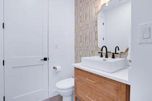 un bagno con lavandino e WC di Pasatiempos a Wimberley Altre 31 foto