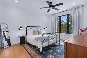 una camera da letto con un letto e un ventilatore a soffitto di Pasatiempos a Wimberley