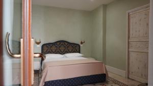 A bed or beds in a room at Baglio Sant’Angelo