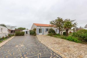 ChassironLa maison du Bout du Monde, Jacuzzi, Climatisation, 4 chambres, Plage à 600M et Phare à 1Km的房屋前的鹅卵石街道