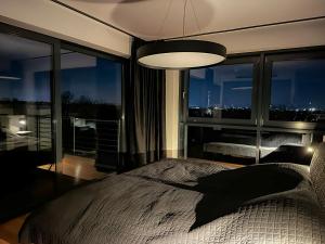 - une chambre avec un lit et une vue sur la ville dans l'établissement Infinity Apartment Essen, à Essen 19 autres photos