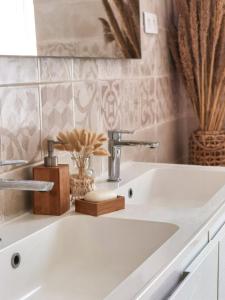 Un baño con un lavabo blanco y un espejo. en Verrière & parement en centre-ville, en Épinal 24 fotos más