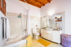 Koupelna v ubytování Maison Roxanne & Maisonette in medieval city by Rhodes4vacation + 41 fotografií