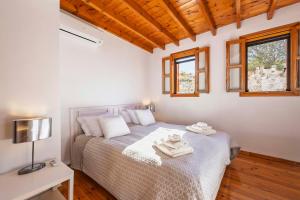 Postel nebo postele na pokoji v ubytování Maison Roxanne & Maisonette in medieval city by Rhodes4vacation