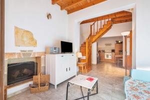 TV a/nebo společenská místnost v ubytování Maison Roxanne & Maisonette in medieval city by Rhodes4vacation