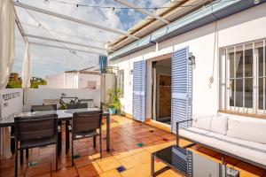 a balcony with a table and chairs on a patio at Ático la Azotea con terraza PRIVADA in Seville +15 photos