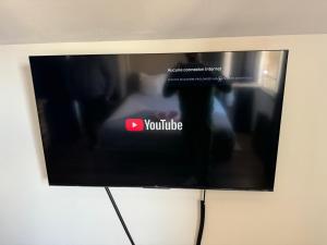 TV a/nebo společenská místnost v ubytování Le spa des canuts + 1 fotografie