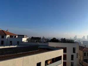 Nespecifikovaný výhled na destinaci Caluire-et-Cuire nebo výhled na město při pohledu z apartmánu