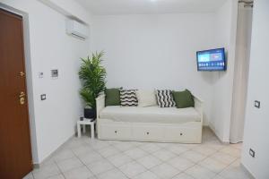 TV a/nebo společenská místnost v ubytování Casa Vacanze a Fiumicino vicino Aeroporto e Spiaggia con Wi-Fi