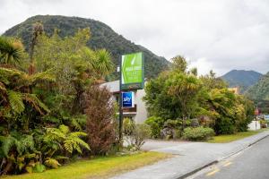una gasolinera al costado de una carretera en Punga Grove, en Franz Josef