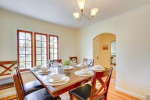 une salle à manger avec une table et des chaises en bois dans l'établissement 6 Mi to University of Utah Family-Friendly Home, à Salt Lake City