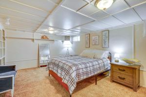 - une chambre avec un lit et une table avec une table de chevet dans l'établissement 6 Mi to University of Utah Family-Friendly Home, à Salt Lake City