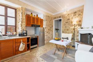 Kuchyň nebo kuchyňský kout v ubytování Maison Roxanne & Maisonette in medieval city by Rhodes4vacation