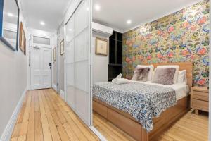 Postel nebo postele na pokoji v ubytování Duffotel Paddington LUXE