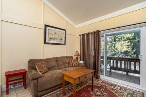 Χώρος καθιστικού στο Well Kept Condo CS#3 - Pets OK