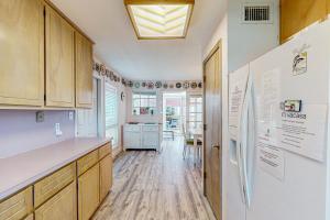 Η κουζίνα ή μικρή κουζίνα στο Grayton Beach "Inn The Pink" 95 High Dune Drive (House)