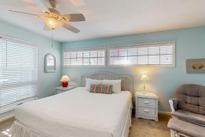 Ένα ή περισσότερα κρεβάτια σε δωμάτιο στο Grayton Beach "Inn The Pink" 95 High Dune Drive (House)