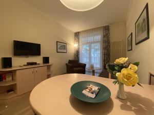 Телевизор и/или развлекательный центр в Ferienwohnung Ostseeblick in der Villa Seeadler Binz