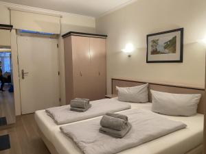 Кровать или кровати в номере Ferienwohnung Ostseeblick in der Villa Seeadler Binz