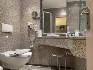 Ванная комната в Ferienwohnung Ostseeblick in der Villa Seeadler Binz +5 фотографий