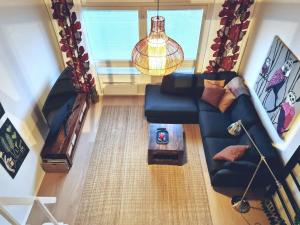 an overhead view of a living room with a couch at Pöllönpesä Iso-Syöte in Syöte