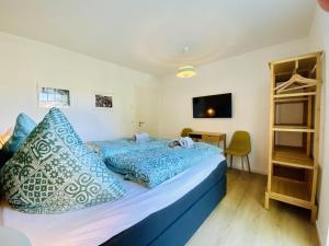 Кровать или кровати в номере Ferienwohnung Strandkorbliebe in der Villa Düne Binz