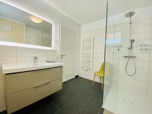 Ванная комната в Ferienwohnung Strandkorbliebe in der Villa Düne Binz +37 фотографий