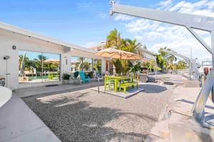 Φωτογραφία από το άλμπουμ του Seabreeze Cove Waterfront Gem 38 foot Dock Cabana Club σε Marathon