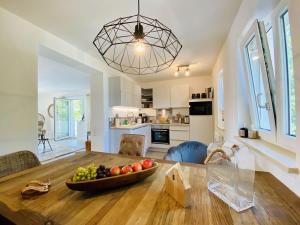a bowl of fruit on a wooden table in a kitchen at Ferienwohnung Weltenbummler Haus Strandbummler Baabe in Baabe