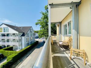 a balcony with a bench and a house at Ferienwohnung Weltenbummler Haus Strandbummler Baabe in Baabe